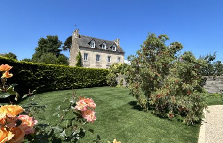 Pelouse en rouleau autour d'un Propriété Bourgeoise dans les côtes d'Armor
