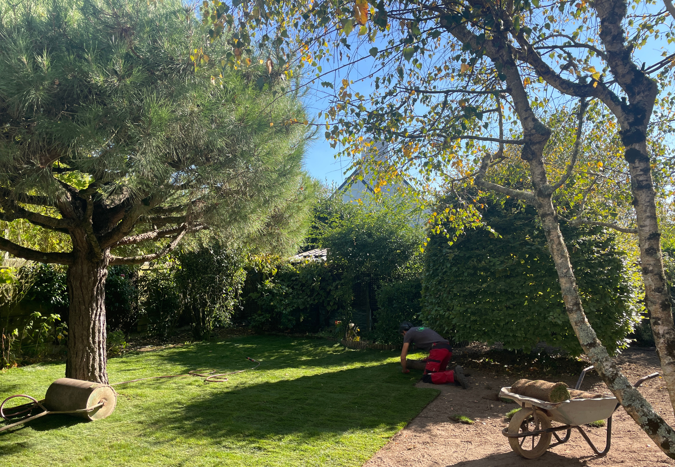 Installation de rouleaux de gazon dans un jardin Morbihannais Aménagement gazon naturel en rouleau dans un jardin Morbihannais